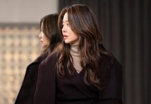 In oglinda si Red Notice – Netflix In oglinda si Red Notice - Netflix