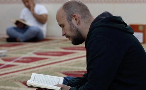 Sotul meu musulman – documentar romanesc HBO Max Sotul meu musulman - documentar romanesc HBO Max1